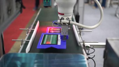 Yazdırılmış devre kartları veya elektronik cihazların devre kartlarını üretmek için bir makine