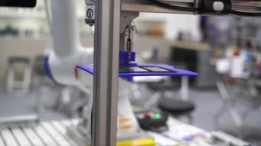 Yazdırılmış devre kartları veya elektronik cihazların devre kartlarını üretmek için bir makine