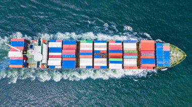 Konteynır gemileri dünyanın çeşitli yerlerine mal götürmek için denizlere açılır..