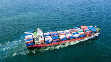 Konteynır gemileri dünyanın çeşitli yerlerine mal götürmek için denizlere açılır..