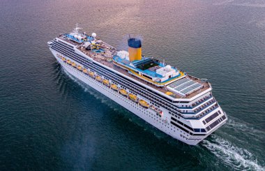 Hava görüntüsü denizde büyük bir yolcu gemisi, Yolcu gemisi Vess.