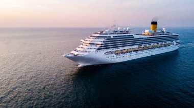 Hava görüntüsü denizde büyük bir yolcu gemisi, Yolcu gemisi Vess.