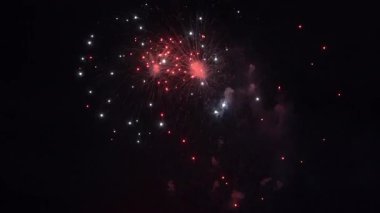 Çeşitli festivallerde kutlamak için gece havai fişekler atılır..