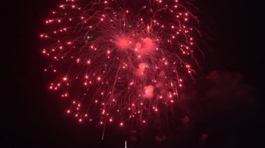 Çeşitli festivallerde kutlamak için gece havai fişekler atılır..