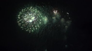 Çeşitli festivallerde kutlamak için gece havai fişekler atılır..