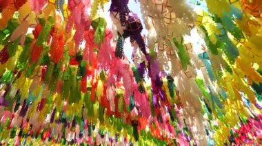 Birçok kağıt fener kuzey Tayland 'da Yi Peng veya Loi Krathong festivalini kutlarken görülüyor..