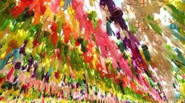 Birçok kağıt fener kuzey Tayland 'da Yi Peng veya Loi Krathong festivalini kutlarken görülüyor..