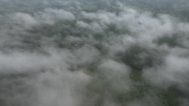 Güzel doğa, bulutlar ve sis Tayland, Asya 'nın yağışlı mevsiminde