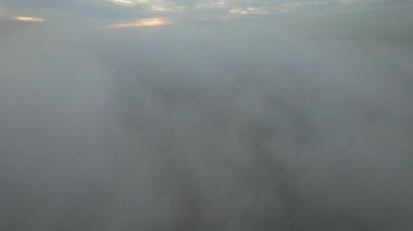 Güzel doğa, bulutlar ve sis Tayland, Asya 'nın yağışlı mevsiminde