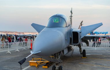 Son model savaş jetleri havaalanında sergileniyor..