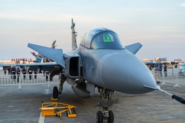 Son model savaş jetleri havaalanında sergileniyor..