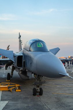 Son model savaş jetleri havaalanında sergileniyor..