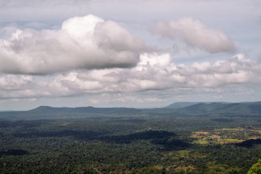 Yüksek dağ manzaralı, beyaz bulutlu soğuk ve rüzgarlı. Harika..