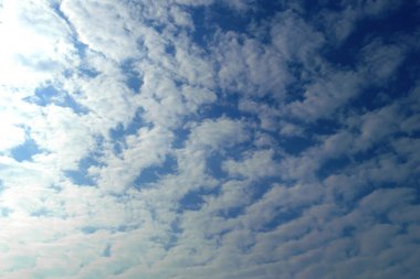 Parlak mavi gökyüzü Beyaz bulutlar ve güzel şans var.