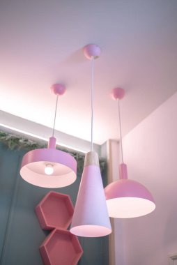 Tavana asılan lambalar. Kahve dükkanı dekorasyonu.