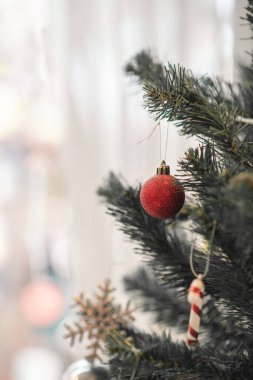 Noel ağaçları şenlik döneminde kafeleri süslüyor
