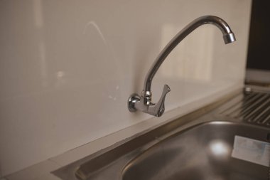 Çok katlı binadaki merdivenlerde pencereden süzülen ışık çok güzel bir ışık yaratıyor..