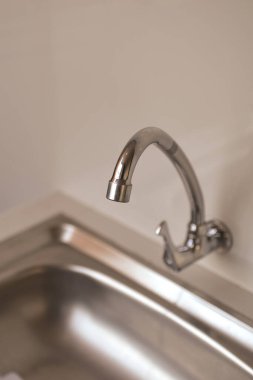 Çok katlı binadaki merdivenlerde pencereden süzülen ışık çok güzel bir ışık yaratıyor..