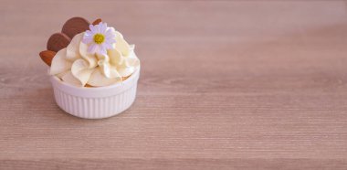  Küçük bir fincanda küçük bir parça kek lezzetli görünüyor ve güzel renkleri var..