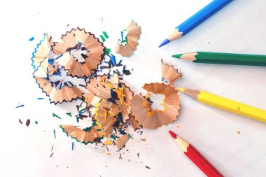 Kullanım için sivriltilmiş renkli kalemlerin güzel renkleri vardır..