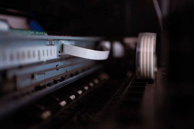 Yazıcı onarılıyor. Makineyi sökmeyi içeriyor..