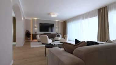 Günışığı modern lüks oturma odası ve yemek odası olan bir emlak evi.