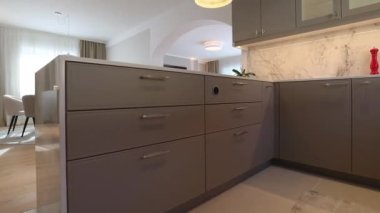 Modern lüks oturma odası ve mutfağı olan bir emlak evi.