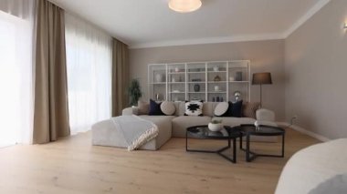 Modern güneşli oturma odalı emlak evinin iç çekimleri.