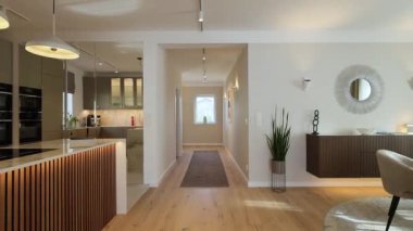 Modern lüks yemek odası ve mutfağı olan bir emlak evi fotoğrafı.