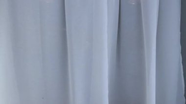 Modern lüks oturma odası ve mutfağı olan bir emlak evi.