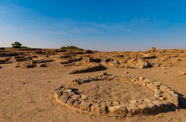 Kutch, Gujarat, Hindistan 'daki Büyük Rann' daki antik Dholavira kasabasının kalıntıları.