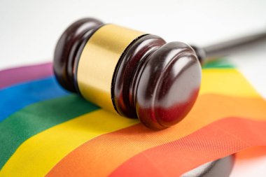 Gökkuşağı bayrağındaki yargıç avukatı Gavel, LGBT gurur ayının sembolü Haziran sosyal ortamında gey, lezbiyen, biseksüel, transseksüel, insan hakları kutlamaları.