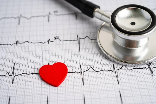 心红心 心脏病发作 心电图报告的听诊器 — 图库照片