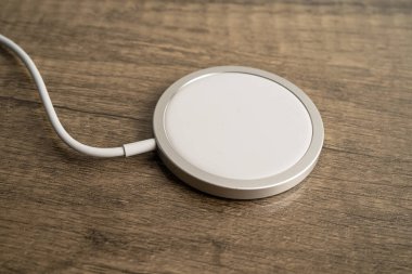 Kablosuz şarj aleti, manyetik şarj modern cep telefonu ekipmanı.