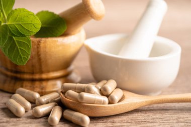 Alternatif ilaç bitkisel organik kapsül E omega 3 vitamini balık yağı, mineral, bitki yapraklı ilaç sağlıklı yaşam için doğal destek.