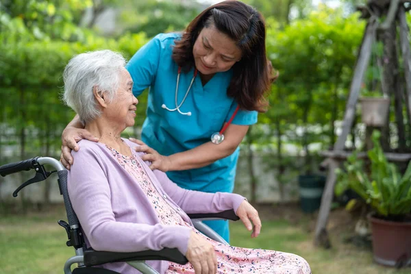 아시아 의연로 분이나 노부인 환자를 간호하고 돌보는 공원에서 휠체어에 병원에 — 스톡 사진