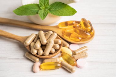 Alternatif ilaç bitkisel organik kapsül E omega 3 vitamini balık yağı, mineral, bitki yapraklı ilaç sağlıklı yaşam için doğal destek.