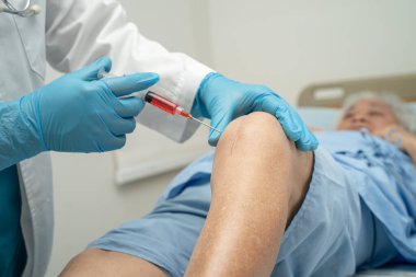 Asyalı doktor, Hyaluronic asit trombosit enjekte ederek yaşlı kadının dizine zengin plazma enjekte etti..