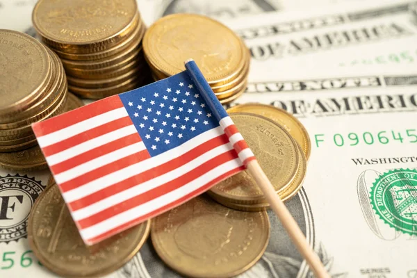 アメリカの旗を持つコインマネーのスタック 金融銀行の概念 — ストック写真