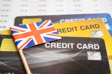 Birleşik Krallık bayrağı kredi kartıyla. Mali kalkınma, Bankacılık Hesabı, İstatistik, Yatırım Döviz Kuru Ekonomisi.