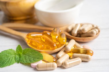 Alternatif ilaç bitkisel organik kapsül E omega 3 vitamini balık yağı, mineral, bitki yapraklı ilaç sağlıklı yaşam için doğal destek.
