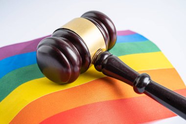 Gökkuşağı bayrağındaki yargıç avukatı Gavel, LGBT gurur ayının sembolü Haziran sosyal ortamında gey, lezbiyen, biseksüel, transseksüel, insan hakları kutlamaları.