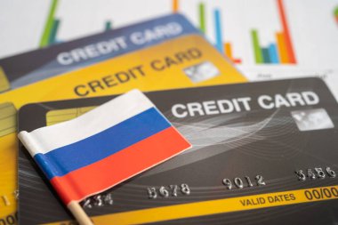 Kredi kartıyla Rusya bayrağı. Mali kalkınma, Bankacılık Hesabı, İstatistik, Yatırım Döviz Kuru Ekonomisi.