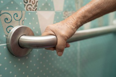 Asyalı yaşlı yaşlı kadın hasta, hemşire hastanesi koğuşunda tuvalet temizliği yapıyor. Sağlıklı güçlü tıbbi konsept..