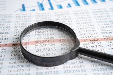Grafikler, tablolar, tablolar üzerindeki büyüteç. Mali kalkınma, Bankacılık Hesabı, İstatistikler, Yatırım Analitik Araştırma Veri Ekonomisi.