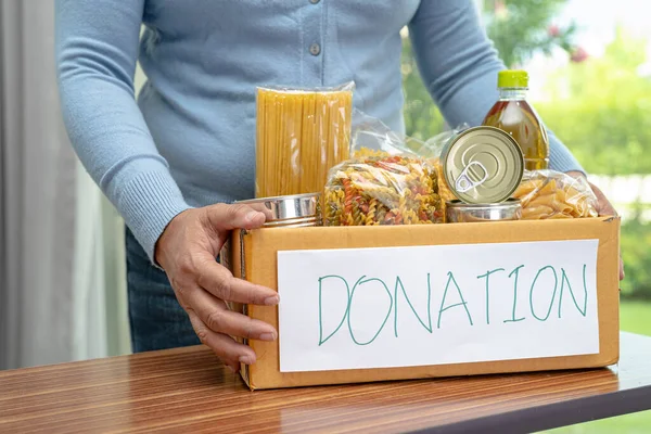 Εθελοντές Που Βάζουν Διάφορα Ξηρά Τρόφιμα Στο Κουτί Δωρεών Για — Φωτογραφία Αρχείου