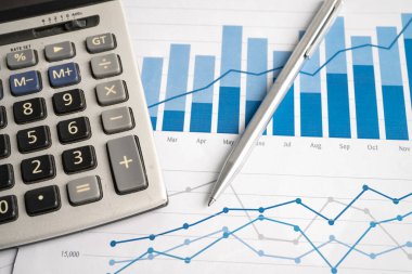 Çizelge ve grafik çizelgesi üzerinde hesap makinesi. Finans geliştirme, Bankacılık Hesabı, İstatistik, Yatırım Analitik Araştırma Veri Ekonomisi, Borsa Ticareti, Ticaret Şirketi Konsepti.