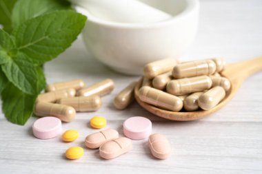 Alternatif ilaç bitkisel organik kapsül E omega 3 vitamini balık yağı, mineral, bitki yapraklı ilaç sağlıklı yaşam için doğal destek.