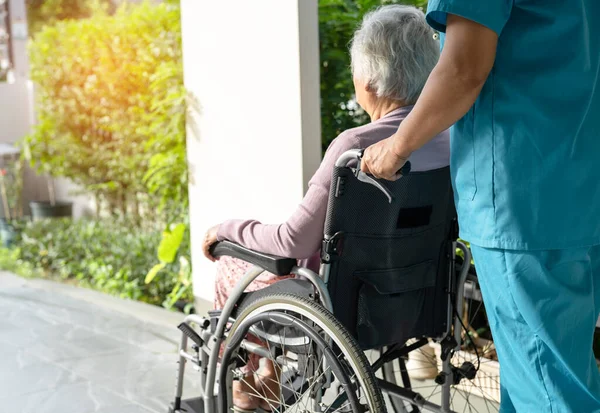 Gondozó Segítséget Ellátást Ázsiai Idős Vagy Idős Hölgy Beteg Tolószékben — Stock Fotó