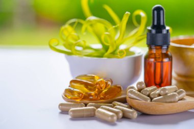 Alternatif ilaç bitkisel organik kapsül E omega 3 vitamini balık yağı, mineral, bitki yapraklı ilaç sağlıklı yaşam için doğal destek.